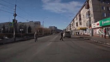 Пешеход дебил!
Пехеодный переход - регулируемый, на скрине хорошо видно, что зелёный свет горел для автомобилей, а не для этого старого имбецила. Приоритет у пешеходов только на нерегулируемом переходе.