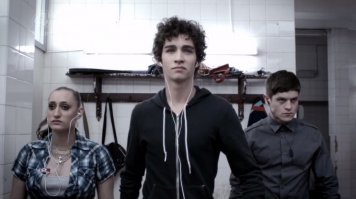 Сериал Отбросы, чувак, что по середине бессмертный.