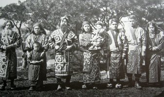 Китайцы (хань) принадлежат к народам сино-тибетской языковой группы. Японцы (и корейцы) - к народам алтайской языковой группы. Плюс у японцев еще и примесь крови от айнов, которые вообще неизвестно откуда появились, но на азиатов совсем не похожи. Так что японцы с китайцами, мягко говоря, не родственники.

Коидзуми - типичный японец. Айны выглядят сильно по-другому.