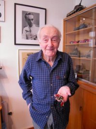 Известный танкист Отто Кариус дожил до 2015 года и умер 93 лет от роду. Работал аптекарем, аптеку назвал "Тигр" - в честь своего танка. А поскольку фанатичным нацистом не был, в военных преступлениях не замешан, то и в послевоенной мирной жизни относились к нему нормально. Да, воевал на стороне врага. Но сам по себе человек как человек.