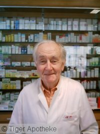 Известный танкист Отто Кариус дожил до 2015 года и умер 93 лет от роду. Работал аптекарем, аптеку назвал "Тигр" - в честь своего танка. А поскольку фанатичным нацистом не был, в военных преступлениях не замешан, то и в послевоенной мирной жизни относились к нему нормально. Да, воевал на стороне врага. Но сам по себе человек как человек.