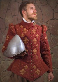 вообще-то ватник изобретён одновременно с более- менее тяжёлым доспехом. Большинство поддоспешников - по сути ватники