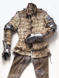 вообще-то ватник изобретён одновременно с более- менее тяжёлым доспехом. Большинство поддоспешников - по сути ватники