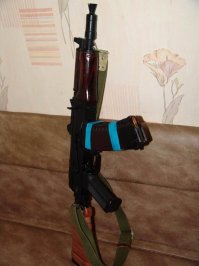 Ну кто так делает??? Выглядит удобно, не спорю, а теперь представьте, вы лежите на камнях с песком между двух каменюк и ведете огонь по противнику. Автомат при этом уперт магазином в грунт (камни с песком). Вам набо менять магазин, перекидываете рожок и получаете патрон в песке, дерьме и с камушком маленьким (как песчинка в гондоне) прям в приемную горловину. Ваш автомат превращается в тыкву в этот момент, вести огонь уже не получится и ваши шансы переехать на кладбище многократно увеличиваются.
Есть специальные клипсы для соединения магазинов попарно, если нет под рукой клипс, то палку вставьте между рожками и оба встанут горловиной вверх, и перекидывать быстрее, чем переворачивать....