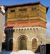 Златоуст, Челябинская область, в районе ж/д вокзала. Раньше снабжала водой паровозный парк, теперь служит аварийно-запасным резервуаром воды для предприятий железной дороги и двух котельных района. В начале 2000-х поставили новый бак, ёмкость не знаю, до него (с 1890г.) был на 900 кубов.