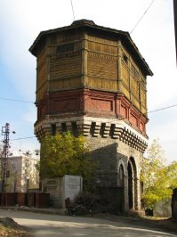 Златоуст, Челябинская область, в районе ж/д вокзала. Раньше снабжала водой паровозный парк, теперь служит аварийно-запасным резервуаром воды для предприятий железной дороги и двух котельных района. В начале 2000-х поставили новый бак, ёмкость не знаю, до него (с 1890г.) был на 900 кубов.