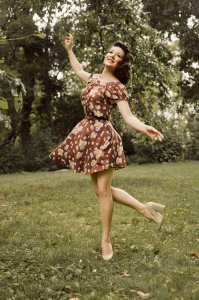 Это Рита Хейворт, остается только вспомнить когда она была молодой.