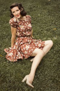 Это Рита Хейворт, остается только вспомнить когда она была молодой.