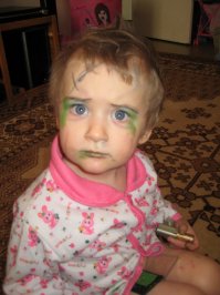 Моя уперла косметичку и сидя на горшке красилась. Вот правду говорят, красота-страшная сила.