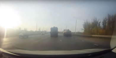 Еще есть четвертый дебил. Тот, который написал этот комментарий. Два дальнобоя в левом ряду обгоняли бензовоз ...