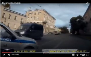 Это он так в свою полосу поворачивал???? Менты-то как раз поворачивали в свой рядок на трамвайные пути!!! Просто захотел стать "героем", как он учит ментов! Вот догнали бы они его и "проучили" бы за такое "обучение"!!!