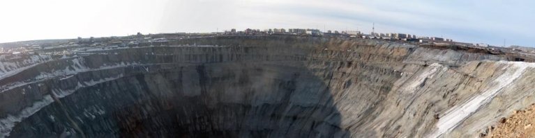 Автор ты на что фотографировал карьер ?