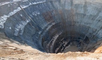 Автор ты на что фотографировал карьер ?