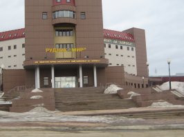 Белазы по кругу спускались. следы от дороги практически занесло (осыпались). на тот момент не пользовались ей 13 лет (с 2001года)
всю отработанную руду хранят на территории предприятия. я сам там был проездом).
по рассказам водителя, ему как то довелось завозить оборудование на их территорию. так вот при выезде охрана заставила выковыривать из протектора грязь и только потом его выпустили