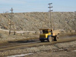 белазы спускались по кругу. Следы уже практически осыпались