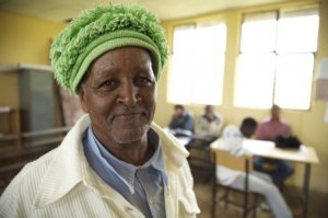 А это и есть тот самый основатель? У него очень странная внешность, кроме цвета кожи, с негроидной расой его ничего не связывает. Нос не плоский, губы тонкие. Очень странная внешность... Возможно у них в селении смешаны какие-то расы, оттого и трудолюбие такое и высокие моральные ценности. Обычным африканским неграм такое поведение не свойственно.