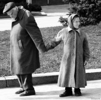 Ряженые че тут думать
Старость это закат жизни
Мудрость, внуки, осмысление прожитого, 
Желание жить - сильней всего 
Нашим пенсионерам и пожилым людям таких тэйджеров не понять так же как и не осуждать
А нам с вами урок что до такой старости с этими людоедами у власти хрен доживешь, разве что только власть и её окружение на казенных палатах