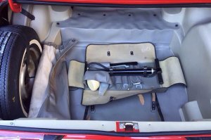 Спустя год после запуска производства ВАЗ-2106 было подписано соглашение об экспорте автомобилей в Канаду. Вариант для рынка этой страны несложно было отличить от привычного советскому автомобилисту. В частности, автомобиль получил другую заднюю светотехнику (поворотники стали красными), бамперы, в которые перенесли габариты и указатели поворота и мотор, модифицированный под более низкие нормы токсичности. Салон также не остался без внимания. Стандартные кресла уступили место сиденьям с подголовниками, появился индикатор непристёгнутых ремней и ещё несколько фишек.
Почему так дорого?
Вопрос, конечно, хороший. По имеющейся информации, всего в Канаду было экспортировано более 10 тысяч автомобилей, что не делает этот вариант редким. Однако, по словам хозяина машины, находящейся сейчас в Торонто, пробег «канадки» составляет всего 7 000 км, да и состояние у неё идеальное. Продавец уверен, что аналог в таком же состоянии найти невозможно. Отсюда, судя по всему, и ценник, на котором красуется 27 млн тенге.

источник: