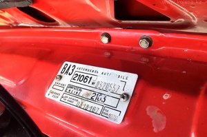 Спустя год после запуска производства ВАЗ-2106 было подписано соглашение об экспорте автомобилей в Канаду. Вариант для рынка этой страны несложно было отличить от привычного советскому автомобилисту. В частности, автомобиль получил другую заднюю светотехнику (поворотники стали красными), бамперы, в которые перенесли габариты и указатели поворота и мотор, модифицированный под более низкие нормы токсичности. Салон также не остался без внимания. Стандартные кресла уступили место сиденьям с подголовниками, появился индикатор непристёгнутых ремней и ещё несколько фишек.
Почему так дорого?
Вопрос, конечно, хороший. По имеющейся информации, всего в Канаду было экспортировано более 10 тысяч автомобилей, что не делает этот вариант редким. Однако, по словам хозяина машины, находящейся сейчас в Торонто, пробег «канадки» составляет всего 7 000 км, да и состояние у неё идеальное. Продавец уверен, что аналог в таком же состоянии найти невозможно. Отсюда, судя по всему, и ценник, на котором красуется 27 млн тенге.

источник: