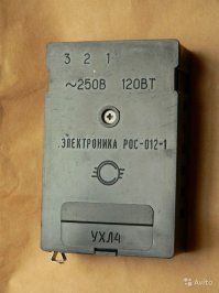 У нас был торшер, совмещенный с небольшим журнальным столиком. На столике была металлическая пластина, который надо было касаться, чтобы управлять светильником. Снизу стола крепился вот такой блок.