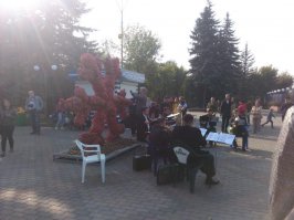 Ааааа, так это был художник, ну ему конечно виднее. Я Например вообще не понял гуляя с дочерью по парку что за филиал Белоруси едет в газеле по парку, а когда выходил через этот арт- обьект так вообще потерялся в разумности происходящего ибо сзади снежинки выплясывал под этот оркестрик чел в костюме трансформера, а бородатое чудо поставило кружку темного пива на снежинку и фоткал его... Едрен-батон, как я далек все таки от такого вот перфомансизма. Ничего против не имею, так то прикольная бредятина получилась. Мне кажется Питер переболел этим уже лет 5-7 назад.