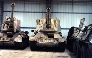 1,2)  T-122 сирийский вариант с Д-30
3,4) Т-100 египетский вариант с Д-50/Д-10
5) Египетские Т-100 и Т-122