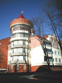 В Смоленске есть, почти в центре. Пристроили дом и тоже задействовали под жильё.