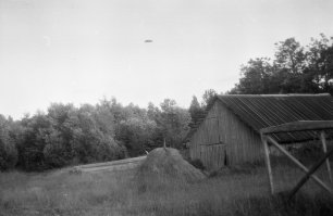 НЛО над деревней в Псковской области. 1992 год. Безо всякого фотошопа мы сняли "летающую тарелку" для газеты "Аномалия".