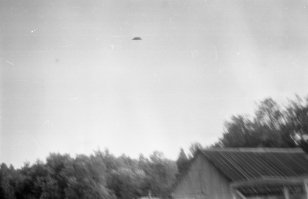 НЛО над деревней в Псковской области. 1992 год. Безо всякого фотошопа мы сняли "летающую тарелку" для газеты "Аномалия".