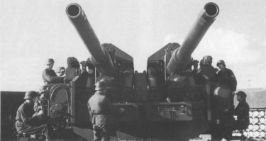 Сами по себе, пушки 128-мм были очень интересным, грозным и современным оружием.
Тактико-технические характеристики 12,8-см FlaK 42 Zwilling:
Калибр - 128 мм;
Общая длина – 9230 мм;
Длина ствола – 7835 мм;
Ширина – 4200 мм;
Высота – 2950 мм;
Угол вертикального наведения – от 0 до +87 градусов;
Угол горизонтального обстрела – 360 градусов;
Масса 32000 кг;
Скорострельность – 24—28 выстрелов в мин;
Наибольшая дальность стрельбы – 20900 м;
Досягаемость по высоте – 12800 м;
Начальная скорость осколочного снаряда – 880 м/сек;
Масса осколочного снаряда – 26 кг;
Расчет – 22 человека.
Первую четырехорудийную батарею установили весной 1942 г. в Берлине (по другим данным, в августе того же года). На вооружении в августе 1944 года имелось 27 установок, а в феврале следующего года – 34. Изготовление установок велось в Ганновере на заводе фирмы "Ханомаг". В начале 1944 года производилась одна установка в месяц, а в конце года – 12.

Хотя части противовоздушной обороны Германии вооруженные зенитными пушками 88—128 миллиметров не смогли предотвратить разрушение городов Германии авиацией союзников, они, по мнению немецких военных специалистов, «имели гораздо большую эффективность, чем принято считать. В 1943—1944 гг. бомбардировщики союзных войск возвращались с заданий, имея в каждой четвертой машине повреждения. Это означало, что у союзников ежемесячно выходило из строя около 4000 бомбардировщиков. Ремонт самолетов отнимал много времени и был связан с трудностями, а не обнаруженные повреждения во время следующего вылета приводили к гибели самолета». В некоторых немецких источниках сообщается, что зенитной артиллерией за последние три года войны было уничтожено 38 процентов всех самолетов союзников. Также интересен тот факт, что во время обороны Германии для обслуживания зенитных установок 12,8 cm FlaK 42 Zwilling привлекались женщины и 16-18-летние молодые люди. Это обуславливалось нехваткой мужчин для полного расчета орудия – 22 человека.