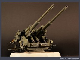 Сами по себе, пушки 128-мм были очень интересным, грозным и современным оружием.
Тактико-технические характеристики 12,8-см FlaK 42 Zwilling:
Калибр - 128 мм;
Общая длина – 9230 мм;
Длина ствола – 7835 мм;
Ширина – 4200 мм;
Высота – 2950 мм;
Угол вертикального наведения – от 0 до +87 градусов;
Угол горизонтального обстрела – 360 градусов;
Масса 32000 кг;
Скорострельность – 24—28 выстрелов в мин;
Наибольшая дальность стрельбы – 20900 м;
Досягаемость по высоте – 12800 м;
Начальная скорость осколочного снаряда – 880 м/сек;
Масса осколочного снаряда – 26 кг;
Расчет – 22 человека.
Первую четырехорудийную батарею установили весной 1942 г. в Берлине (по другим данным, в августе того же года). На вооружении в августе 1944 года имелось 27 установок, а в феврале следующего года – 34. Изготовление установок велось в Ганновере на заводе фирмы "Ханомаг". В начале 1944 года производилась одна установка в месяц, а в конце года – 12.

Хотя части противовоздушной обороны Германии вооруженные зенитными пушками 88—128 миллиметров не смогли предотвратить разрушение городов Германии авиацией союзников, они, по мнению немецких военных специалистов, «имели гораздо большую эффективность, чем принято считать. В 1943—1944 гг. бомбардировщики союзных войск возвращались с заданий, имея в каждой четвертой машине повреждения. Это означало, что у союзников ежемесячно выходило из строя около 4000 бомбардировщиков. Ремонт самолетов отнимал много времени и был связан с трудностями, а не обнаруженные повреждения во время следующего вылета приводили к гибели самолета». В некоторых немецких источниках сообщается, что зенитной артиллерией за последние три года войны было уничтожено 38 процентов всех самолетов союзников. Также интересен тот факт, что во время обороны Германии для обслуживания зенитных установок 12,8 cm FlaK 42 Zwilling привлекались женщины и 16-18-летние молодые люди. Это обуславливалось нехваткой мужчин для полного расчета орудия – 22 человека.