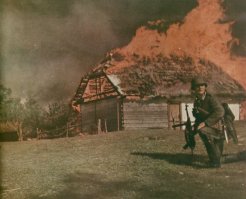 "Главный немецкий телеканал ЦДФ показал сериал «Наши матери, наши отцы» о второй мировой войне, возмутивший людей в странах Восточной Европы. Польшу обвинили в антисемитизме, народы СССР — в пособничестве нацистам и зверствах на своей территории и землях Германии. Истинными жертвами Второй мировой представлены солдаты вермахта, защищающие свою родину, солдаты, боровшиеся с польским антисемитизмом и советским варварством. 

Что ж, похоже, ЕС нужна собственная версия истории, устраивающая, прежде всего главную страну большого европейского Союза, — Германию. Нельзя допустить, чтобы сателлиты вроде Греции или Кипра могли бросить в лицо напоминание о недалеком кровавом прошлом. Это ставит под угрозу существования легитимность германского доминирования. 

Историю давно пытаются использовать как колесико пропагандистской машины. Сомнительно, чтобы без благословения со стороны «старших братьев» по Евросоюзу были возможны марши эсэсовцев в Прибалтике. Сами немцы пока не могут себе этого позволить, но формат художественной ленты, похоже, был выбран как оптимальный для формирования общественного мнения. 

После просмотра — спасибо интернету! — понимаешь, что фильм ставит своей задачей достижение нескольких целей: реабилитация немцев, воевавших во Второй мировой войне, внушение комплекса неполноценности новым членам ЕС, в частности Польше, а также изображение жертв фашизма — народов СССР, как тупую, враждебную европейской цивилизации биомассу. 

Последняя задача упрощается тем, что в годы холодной войны образ советского варвара успешно сформировался в сознании обывателя. Потому необходимо только лишь подбросить очередной миф для того чтобы европейцы наглядно увидели угрозу с Востока. 

Какой миф? Самый доступный, уже не раз озвученный европейскими историками: изнасилование немецких женщин советскими солдатами. Названа цифра: свыше двух миллионов немок. 

В качестве доказательств часто упоминают десятки тысяч детей рожденных от советских солдат. На вопрос, как такое могло произойти, возникает законный ответ: их изнасиловали. Оставим пока истории о, якобы, изнасилованных немках. Откуда появились дети? Об этом ниже. 

Вернемся к фильму. Мелькают кадры. Советские солдаты врываются в немецкий госпиталь. Хладнокровно, походя, добивают раненых. Хватают медсестру и тут же среди мертвых тел немецких солдат пытаются изнасиловать. Такое вот современное прочтение истории. 

Вообще фильм, снятый как бы глазами немецких солдат, тех, кто видит ужасы навязанной им войны, может вызвать сочувствие. Умные, интеллигентные немцы становятся свидетелями того, как польские партизаны выгоняют из отряда, практически на верную смерть беженца, оказавшегося евреем. Украинские каратели истребляют людей на глазах опешивших немцев. Русские насильники убивают и уничтожают все живое на своем пути. 

Такая картина предстает перед европейским зрителем. Немцы из последних сил пытаются защитить свою родину, читай — европейскую цивилизацию. И уж конечно эти люди не могли быть виноваты в развязывании войны. Виновата некая верхушка вермахта, которую основная масса немецких солдат, по мнению авторов ленты, не поддерживала, и, дикие славянские племена, вынудившие Европу защищаться от них. 

Но так ли уж невиновны простые солдаты? Так ли они были в оппозиции своим командирам? Возьмем выдержки из писем солдат с Восточного фронта: 

«Только еврей может быть большевиком; для этих кровопийц нет ничего лучше, если их некому остановить. Куда ни плюнь, кругом одни евреи, что в городе, что в деревне.» 

«Некоторым будет интересно, что тут были театры, оперы и так далее, даже большие здания были, но только для богатых, а богатые — это кровососы и их прихлебатели.» 

«Каждый, кто наблюдает эту мрачную бедность, понимает, что именно эти большевистские животные хотели принести нам, трудолюбивым, чистым и творческим немцам. Это благословенье божье! Как справедливо, что Фюрер призван возглавлять Европу!» 

«Я вижу Фюрера передо мной. Он спас порабощенное и изнасилованное человечество, дав ему снова божественную свободу и благословение достойного существования. Истинная и самая глубокая причина для этой войны состоит в том, чтобы восстановить естественный и благочестивый порядок. Это — сражение против рабства, против большевистского безумия.» 

«Я горд, чрезвычайно горд, что могу сражаться против этого большевистского монстра, снова сражаясь с врагом, против которого я боролся на уничтожение в течение трудных лет борьбы в Германии. Я горжусь ранами, которые получил в этих сражениях, и я горжусь моими новыми ранами и медалью, которую теперь ношу.» 

«Наши успехи до настоящего времени были велики, и мы не остановимся, пока не уничтожим корни и ветви этой заразы, что будет благом для европейской культуры и человечества.» 

«Я горд за то, что принадлежу германской нации и состою в рядах нашей великой армии. Передавай приветы всем дома. Я очень далеко. Скажите им, что Германия — самая прекрасная, культурная страна во всем мире. Любой должен быть счастлив быть немцем и служить Фюреру, такому, как Адольф Гитлер.» 

«Чего бы это ни стоило, но здорово, что Фюрер вовремя увидел опасность. Сражение должно было произойти. Германия, что бы случилось с тобой, если бы эта тупая звериная орда пришла на нашу родную землю? Мы все принесли клятву верности Адольфу Гитлеру, и мы должны выполнить ее для нашего же блага, где бы мы ни были.»

«Храбрость — это мужество, вдохновленное духовностью. Упорство же, с которым большевики защищались в своих дотах в Севастополе, сродни некоему животному инстинкту, и было бы глубокой ошибкой считать его результатом большевистских убеждений или воспитания. Русские были такими всегда и, скорее всего, всегда такими останутся.» 

Как видим, нет ни слова раскаянья. Кругом евреи-большевики, которых нужно уничтожить. Есть, правда, искреннее изумление, что тут есть театры и большие здания. И даже доблесть воинов для них — звериная, нечеловеческая. Нет никаких поводов не доверять этим свидетельствам. Это писали те, кого сегодня пытаются представить жертвами Второй мировой войны. 

И все же, что там с изнасилованными немками? Наверняка этот вопрос возникнет у внимательного читателя. Война войной, но были ли массовые изнасилования и незаконнорожденные? Наверное, стоит также обратиться к свидетельствам. 

Известный режиссер Григорий Чухрай вспоминал о вступлении войск в Румынию: «Под действием русской водки расслабились и признались, что прячут на чердаке свою дочку». Советские офицеры возмутились: «За кого вы нас принимаете? Мы не фашисты!». «Хозяева устыдились, и вскоре за столом появилась сухощавая девица, по имени Марийка, которая жадно принялась за еду. Потом, освоившись, она стала кокетничать и даже задавать нам вопросы... К концу ужина все были настроены доброжелательно и пили за „боротшаз“ (дружбу). Марийка поняла этот тост уж слишком прямолинейно. Когда мы легли спать, она появилась в моей комнате в одной нижней рубашке. Я как советский офицер сразу сообразил: готовится провокация. „Они рассчитывают, что я соблазнюсь на прелести Марийки, и поднимут шум. Но я не поддамся на провокацию“, — подумал я. Да и прелести Марийки меня не прельщали — я указал ей на дверь. 

На следующее утро хозяйка, ставя на стол еду, грохотала посудой. „Нервничает. Не удалась провокация!“ — подумал я. Этой мыслью я поделился с нашим переводчиком венгром. Он расхохотался. 

— Никакая это не провокация! Тебе выразили дружеское расположение, а ты им пренебрег. Теперь тебя в этом доме за человека не считают. Тебе надо переходить на другую квартиру! 

— А зачем они прятали дочь на чердаке? 

— Они боялись насилия. У нас принято, что девушка, прежде чем войти в брак, с одобрения родителей может испытать близость со многими мужчинами. У нас говорят: кошку в завязанном мешке не покупают...» 

А вот рассказ минометчика Н.А. Орлова, мягко говоря удивленного поведением немок в 1945 г. «По поводу насилия над немецкими женщинами. Мне кажется, что некоторые, рассказывая о таком явлении, немного „сгущают краски“. У меня на памяти пример другого рода. Зашли в какой-то немецкий город, разместились в домах. Появляется „фрау“, лет 45-ти и спрашивает „герра коменданта“. Привели ее к Марченко. Она заявляет, что является ответственной по кварталу, и собрала 20 немецких женщин для сексуального (!!!) обслуживания русских солдат. Марченко немецкий язык понимал, а стоявшему рядом со мной замполиту Долгобородову я перевел смысл сказанного немкой. Реакция наших офицеров была гневной и матерной. Немку прогнали, вместе с ее готовым к обслуживанию „отрядом“. Вообще немецкая покорность нас ошеломила. Ждали от немцев партизанской войны, диверсий. Но для этой нации порядок — „Орднунг“ — превыше всего. Если ты победитель — то они „на задних лапках“, причем осознанно и не по принуждению. Вот такая психология...» 

Герр комиссар, — благодушно сказала мне фрау Фридрих (я носил кожаную куртку). — Мы понимаем, что у солдат есть маленькие потребности. Они готовы, — продолжала фрау Фридрих, — выделить им нескольких женщин помоложе для... Я не стал продолжать разговор с фрау Фридрих«. 

Поэт-фронтовик Борис Слуцкий вспоминал: «Сдерживающими побуждениями служили совсем не этика, а боязнь заразиться, страх перед оглаской, перед беременностью»... «всеобщая развращенность покрыла и скрыла особенную женскую развращенность, сделала ее невидной и нестыдной». 

И вовсе не страх перед сифилисом был причиной достаточно целомудренного поведения советских войск. Сержант Александр Родин оставил записи после посещения публичного дома, которое случилось уже после окончания войны. «...После ухода возникло отвратительное, постыдное ощущение лжи и фальши, из головы не шла картина явного, откровенного притворства женщины... Интересно, что подобный неприятный осадок от посещения публичного дома остался не только у меня, юнца, воспитанного к тому же на принципах типа «не давать поцелуя без любви, но и у большинства наших солдат, с кем приходилось беседовать... Примерно в те же дни мне пришлось беседовать с одной красивенькой мадьяркой (она откуда-то знала русский язык). На ее вопрос, понравилось ли мне в Будапеште, я ответил, что понравилось, только вот смущают публичные дома. „Но — почему?“ — спросила девушка. Потому что это противоестественно, дико, — объяснял я: — женщина берет деньги и следом за этим, тут же начинает „любить!“ Девушка подумала какое-то время, потом согласно кивнула и сказала: „Ты прав: брать деньги вперёд некрасиво“...» 

Разница в менталитете европейцев и советских солдат, как видим разительная. Так что говорить о массовых изнасилованиях, наверное, не следует. Если и были случаи, то они, либо являлись единичными, выходящими из ряда вон, или это были достаточно вольные отношения, которое позволяли сами немки. Отсюда и появившийся приплод. 

Но это все, на самом деле, не имеет решающего значения. Как не имеет значения возражения поляков против телесериала. Кто, в конце концов, в Европе брал в расчет мнение польской общественности. Не поисками исторической правды руководствовались создатели фильма претендующего, по мнению европейской прессы, на главное кинематографическое событие года в Германии. Идеологические штампы не требуют вдумчивых художественных решений. Европа не изменилась. 

Уильям Ширер в свое время писал, что у него в тридцатые годы в Германии было два друга либерала. Они оба стали яростными нацистами. Что же, история повторяется?" 

Александр Ржешевский. Апрель 2013г.