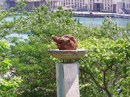 Это тоже современное искусство и говорят, что это креативно, а на самом деле - это просто говно...