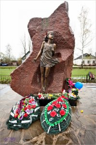 В Новгородской области (пос.Лычково) есть уникальный памятник детям,
которых расстреляли цивилизованные германские летчики.
Дети ехали в поезде в эвакуацию из Ленинграда, когда кольцо блокады сжималось,
на вагонах были нанесены знаки Красного Креста.
Очевидцы тех событий оставили воспоминания, как немецкие асы люфтваффе
устроили сафари и гонялись за разбегающимися от обреченного поезда детишкками,
не жалели бомб и патронов, чтобы убить максимальное количество детей.
.
Кто думает, что немцы изменились? - Ха, такие фашисты они и остались!
.
Дадут команду убивать русских - пойдут не задумываясь, это у них в генах.
.
Хороший фашист - мертвый фашист!