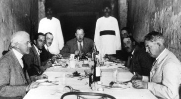 Хавать в усыпальнице дурной тон!