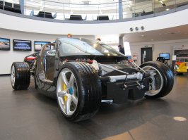 Внимательные люди начали всё копать и изучать,и всё указывает на то что его "убрали". Так на видео ниже,выглядит порше который влетел в стену,а порше в котором был Пол с другом выглядит так,как будто в него попал снаряд. Прочная конструкция порше каррера гт и место где они "разбились" не позволяет так быстро разогнаться и "очень опытному" водителю,коим был его друг,погибнуть намотавшисть на дерево. Так что же действительно произошло с автомобилем?