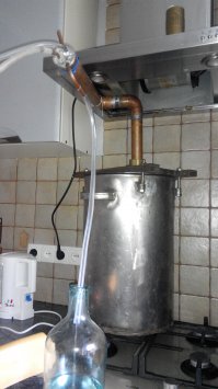 Своё личное чудо с 42 медной трубы по чертежам дефлегматора Дмитрия Соколова. Отличный продукт получается.