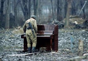 Русский солдат играет на брошенном пианино. Чечня, 1994 год