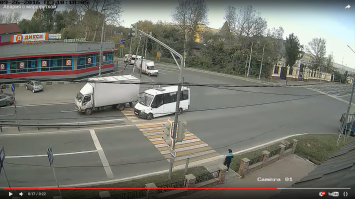 поворачивая на стрелку должен был пропустить, при повороте направо должен был держатся правой обочины