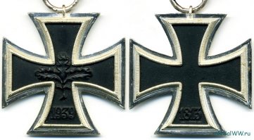 А теперь конкретика.

Вот это - послевоенный Железный крест. 

Настоящий.

Откуда взялся? Вот откуда.

В послевоенной Германии было запрещено ношение наград с нацистской символикой. Однако 26 июля 1957 года в ФРГ был принят специальный закон, разрешающий лицам, награжденным в годы Второй мировой войны Железными и Рыцарскими крестами их ношение. В тоже время закон устанавливал, что награды не должны иметь нацистской символики. Поэтому на специально изготовленных для этого копиях, свастики была заменена на связку дубовых листьев. Это единственное изменение, которое было внесли в дизайн награды. Также упростилась технологии производства награды, сильно ухудшившая ее качество. Хотя, стоит заметить, что Железные кресты, произведённые сразу в 1957 году, имеют гораздо большую детализацию, чем те, что были выпущены в последующие годы. Рамки крестов уже не имели серебряного напыления, и изготавливались из алюминия. Орденская лента сохранила те же цвета и размеры, что и в 1939 году. Все кресты 1-го класса нового образца выпускались с крепежом-булавкой. Шпанга повторного награждения стала единой для крестов обоих классов 1914 года и похожей на пристёжку к Железному кресту 2-го класса.

Такие дела.