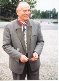 Ткнул физиономией в предмет спора. Мало? Русский язык не понимаем, своим глазам не верим?

Вот лётчик, лейтенант Хайнц Эвальд, открыто и законно носивший свои награды- послевоенные копии без свастик. Умер в 2002 году. 

Меня не интересует, что там написано по ссылке. От слова "совсем". Я вижу, как оно у них в жизни было и есть. Своими глазами.