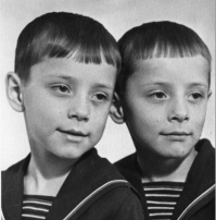 Мы с братом, хоть и похожи внешне, по характеру - полная противоположность.
Не припомню никаких чудес с одинаковыми чувствами, или ощущениями.
Образы жизни - совершенно разные.

Из всего, чем можно похвастаться - я заканчивал автошколу дважды - под своим и его именем. 
Брат машину не водит, а я иногда роняю гаишников в обморок, предъявляя два водительских удостоверения с одинаковыми фотографиями.