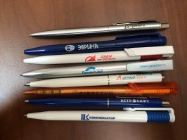 Зачем покупать ручки? в современном мире их раздают на каждом углу. Ручки в основном барахло, с другой стороны много ли мы пишем?