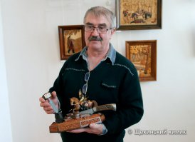 На представленных фото (в том числе и фото некоторых работ) настоящий мастер АЛЕКСАНДР КОНЯЕВ, потрясающе харизматичный человек, родился в Перми, на данный момент проживает под Киевом! А вот  это Александр Борзов -