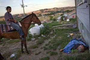 Ватник носили люди, делами которых мы гордимся и восхищаемся, а что ты про них думаешь, расскажи жене. О цене на билеты, и других абстраций, расскажешь навальному с касьяновым.
Вот примеры жизни резерваций. 
А вообще, отличительная черта для слабоумных, это не знать, а быть уверенным. Особенно в высоких процентах голосов на выборах)))