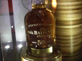 на этой выставке еще много вискаря было представлено. Был вот такой экземпляр даже:
ценник - 26,500 фунтов стерлингов О_о