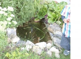 15 лет назад вкопал у тещи на даче. 
Просто выкопав яму и сделав песчаную подушку. Без листов жести, колышков и проч.
Стоит ровнехонько до сих пор.