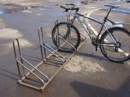 Это такой юмор? Я вижу там два проема - один слишком широкий, другой слишком узкий. Если вам не все равно, как поцарапается ваш вел на подобной велопарковке, то она должна выглядеть как-то так: