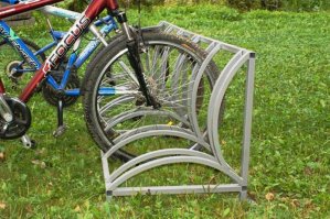 Это такой юмор? Я вижу там два проема - один слишком широкий, другой слишком узкий. Если вам не все равно, как поцарапается ваш вел на подобной велопарковке, то она должна выглядеть как-то так: