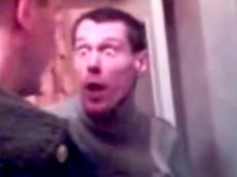 Бравый американский спецназ пытается выбить дверь